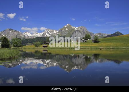 Reflet de la région de l'Alpstein dans le lac Schwendi Banque D'Images