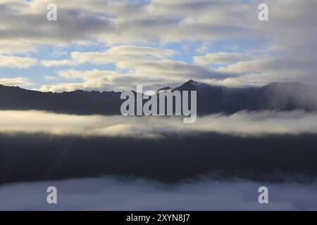 Matinée brumeuse dans les Alpes du Sud. Vue du Mont Robert, Nouvelle-Zélande, Océanie Banque D'Images