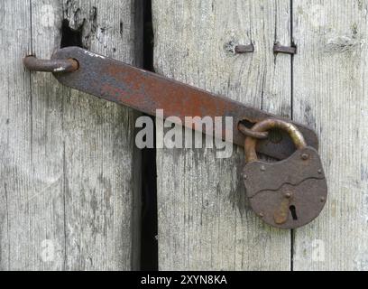 Cadenas rouillé sur le vieux hangar en bois Banque D'Images