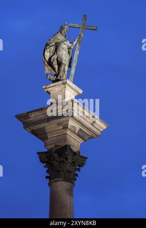 Le roi Sigismond III Vasa (Polonais : Zygmunt III Waza, Kolumna Zygmunta) statue holding sabre et croix en haut de la colonne corinthienne de nuit, ville landmar Banque D'Images