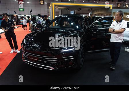 Les visiteurs inspectent une voiture BYD Sealion 6 DM-i lors de la vente de grandes voitures de Thaïlande 2024 au Bangkok International Trade and Exhibition Center (BITEC). Banque D'Images