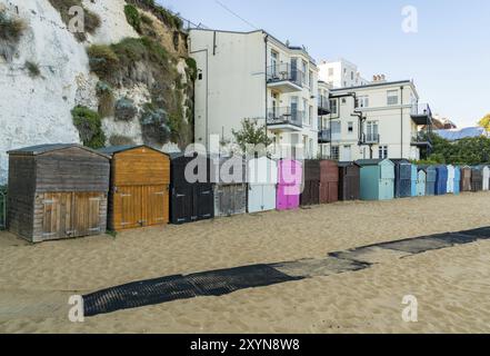 Viking Bay, Broadstairs, Kent, Angleterre, Royaume-Uni, 19 septembre 2017 : cabanes de plage devant les maisons à la plage Banque D'Images