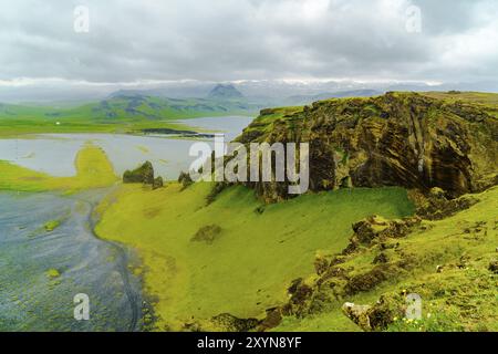 Vue de la montagne du cap Dyrholaey près du village de Vik en Islande Banque D'Images