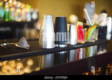 Comptoir de bar classique avec des bouteilles à l'arrière-plan flou Banque D'Images