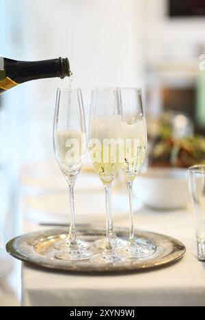 Verres de champagne et une bouteille dans un restaurant. Close up Banque D'Images