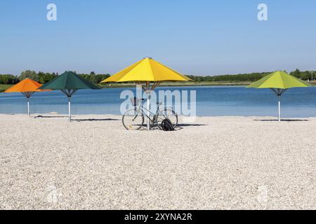 Parasols colorés à un lac de baignade à Munich Banque D'Images