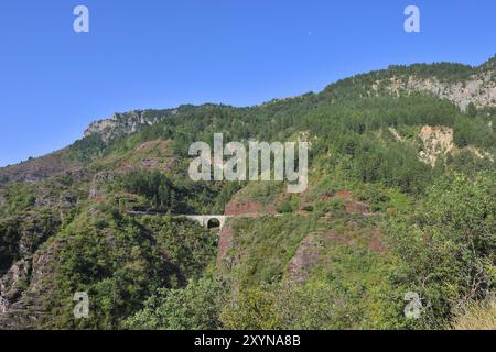 La gorge de Daluis, avec ses rochers rouges en France Banque D'Images