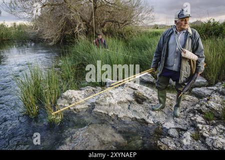 Pesca anguilas (Anguilla Anguilla) con Cucada (gusanos), torrente del Rec, Reserva Natural de l'Albufereta, Pollença, Mallorca, Islas Baleares, Espagne, Banque D'Images