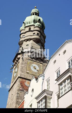 Vue sur la vieille ville d'Innsbruck (Altstadt) et et sa tour de guet avec horloge et toit en cuivre, contre le ciel bleu d'été Banque D'Images