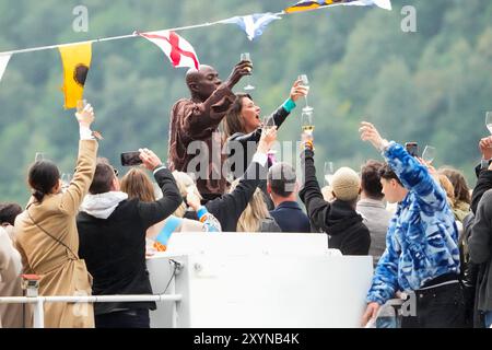 Ålesund 20240830. Princesse Märtha Louise et Durek Verrett et les invités en route pour la célébration du mariage à Geiranger. Samedi, Märtha Louise et Durek Verrett se marient à l’Hôtel Union de Geiranger. Photo : Heiko Junge / NTB Banque D'Images