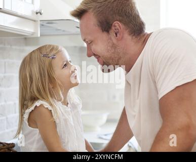 Portrait du père avec sa fille de 4 ans à la maison Banque D'Images