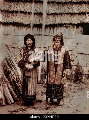 Alnu couple 1875 par Tamato Kenzo photographe. Photo japonaise en noir et blanc colorée à la main Japon fin 19ème - début du XXe siècle photographie d'albumen vintage ( histoire historique ) reproduction numérique améliorée . Banque D'Images