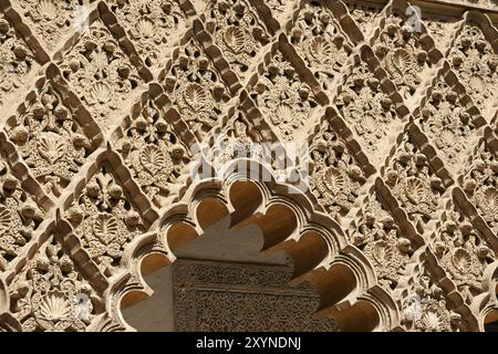 Décorations mudéjar dans le Patio de las Doncellas (Cour des Maidens) de Pierre le premier Palais dans les Alcazars royaux de Séville, Espagne. Mude Banque D'Images