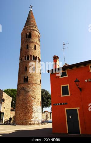 Vue sur le clocher de la cathédrale de Caorle. 13 août 2024 Caorle, Vénétie, Italie Banque D'Images