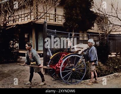 Femme en pousse-pousse 1890 ( Teahouse le Kashiwaya dans le village Negishi près de Yokohama, par Tamura Kozaburo, japonais couleur à la main photo noir et blanc Japon fin 19ème - début du XXe siècle photographie d'albumen vintage ( histoire historique ) reproduction numérique améliorée . Banque D'Images
