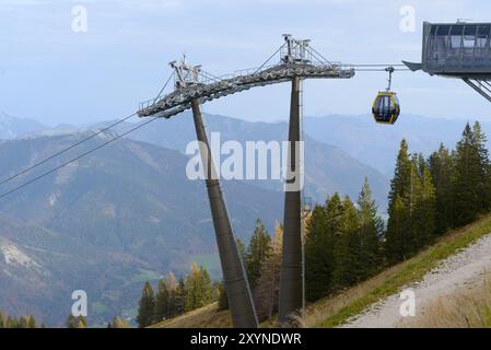 Paysage de montagne d'automne. Peak Zwolferhorn à Sankt Gilgen, Autriche. Téléphérique, dans la vallée du lac Wolfgangsee. Banque D'Images