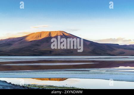 Belle Laguna Corolada au parc national bolivien dans la soirée Banque D'Images