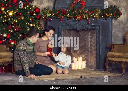 Portrait de famille à Noël Accueil Maison de vacances séjour avec decorated Christmas Tree Banque D'Images