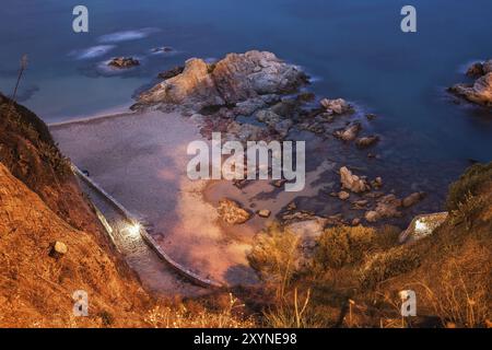 Plage et bord de mer la nuit, vue d'en haut à Lloret de Mar, station balnéaire sur la Costa Brava, Espagne, Europe Banque D'Images