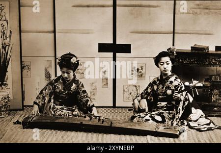 Groupe de femmes japonaises par USUI Shuzaburo 臼井 秀三郎 Shimoda, Shizuoka Pref. Photographe japonais à la fin du XIXe siècle. Photo japonaise en noir et blanc colorée à la main Japon fin 19ème - début du XXe siècle photographie d'albumen vintage ( histoire historique ) reproduction numérique améliorée . Banque D'Images