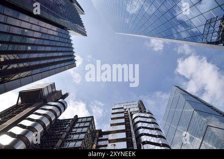 Londres, Royaume-Uni. 30 août 2024. Vue d'ensemble des bâtiments d'entreprise dans la City de Londres, le quartier financier de la capitale, car de nouveaux plans gouvernementaux pourraient donner aux employés la possibilité de travailler moins de jours par semaine pour des heures plus longues. Crédit : Vuk Valcic/Alamy Live News Banque D'Images