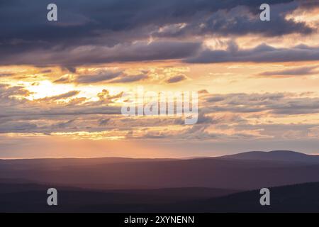 Soleil de minuit vu du mont Dundret, réserve naturelle de Dundret, Gaellivare, Norrbotten, Laponie, Suède, juin 2013, Europe Banque D'Images