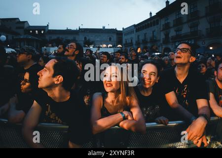 BARCELONE, ESPAGNE - juin 26 : les fans apprécient la performance de Queens of the Stone Age (groupe de rock américain) au Poble Espanyol le 26 juin 2024. Banque D'Images