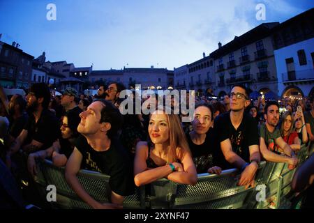 BARCELONE, ESPAGNE - juin 26 : les fans apprécient la performance de Queens of the Stone Age (groupe de rock américain) au Poble Espanyol le 26 juin 2024. Banque D'Images