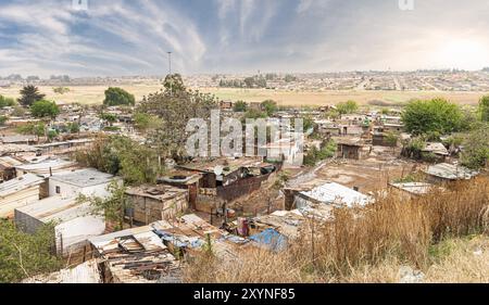 Pauvres townships à côté de Johannesburg, Afrique du Sud, avec un ciel dramatique, Afrique Banque D'Images