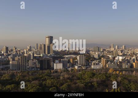 Osaka, Japon, 10 décembre 2014 : photographie de l'horizon d'Osaka prise depuis le château, en Asie Banque D'Images