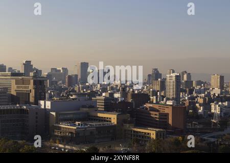 Osaka, Japon, 10 décembre 2014 : photographie de l'horizon d'Osaka prise depuis le château, en Asie Banque D'Images