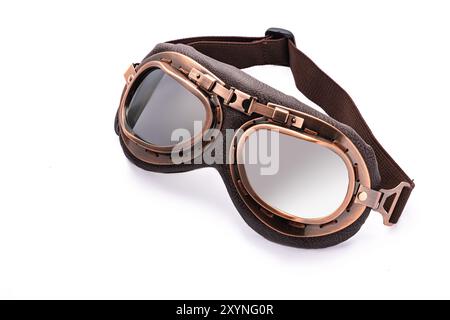 Lunettes de vent vintage, lunettes d'aviation rétro isolées sur fond blanc Banque D'Images
