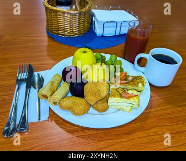 Petit-déjeuner avec coeur, fruits et collations. Banque D'Images