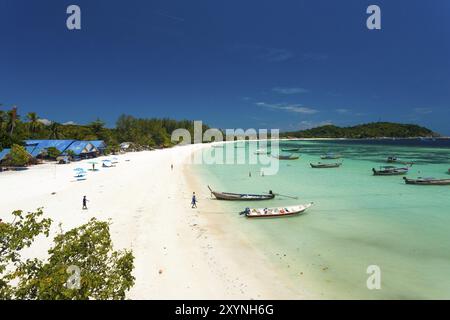 Ko Lipe, Thaïlande, 12 mars 2007 : vue en angle élevé de la plage de Pattaya avant les ravages du tourisme de masse et de la sur-construction le long du front de mer, ASI Banque D'Images