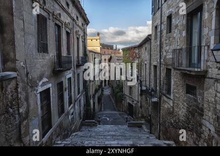 Vieille ville (Barri Vell) architecture historique dans la ville de Gérone en Catalogne, Espagne, bâtiments le long des escaliers Sant Domenec, Europe Banque D'Images