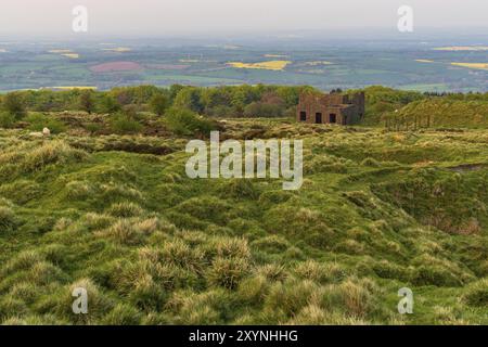 Reste de l'ancienne carrière sur les immeubles haut de Abdon Burf, Brown Clee Hill près de Cleobury Nord, Shropshire, England, UK Banque D'Images