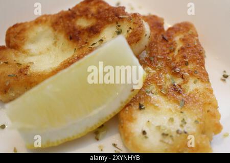 Cuisine grecque : saganaki (fromage frit grec) avec citron Banque D'Images