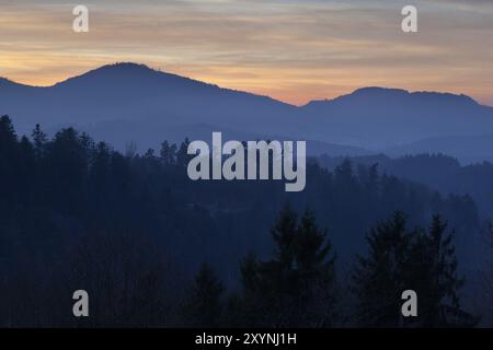 Montagnes au coucher du soleil, Loffenau, Allemagne, Europe Banque D'Images