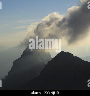 Scène du soir sur le mont Titlis. Nuages d'été au-dessus des sommets des Alpes suisses Banque D'Images