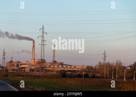 Séchage du charbon brut dans une usine. Courroies pour le transport vers la centrale thermique. La fumée pollue l'environnement. Banque D'Images