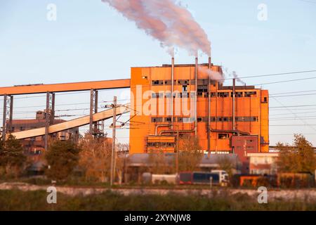 Séchage du charbon brut dans une usine. Courroies pour le transport vers la centrale thermique. La fumée pollue l'environnement. Banque D'Images