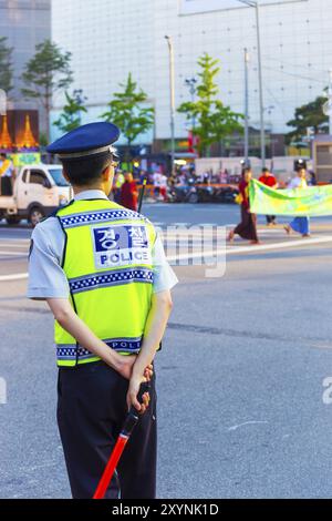 Séoul, Corée du Sud, 16 mai 2015 : arrière d'un policier coréen en uniforme dirigeant la circulation lors d'une marche de protestation pacifique dans le centre-ville, en Asie Banque D'Images