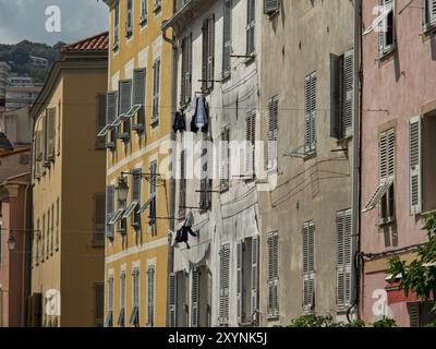 Immeubles résidentiels colorés avec volets et linge suspendu sur une corde à linge, Ajaccio, Corse, mer Méditerranée, France, Europe Banque D'Images