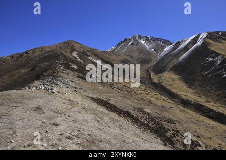 Point de vue populaire Tserko Ri, vallée du Langtang. Jour de printemps Banque D'Images