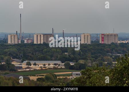 Moers, Rhénanie-du-Nord-Westphalie, Allemagne, 03 août 2018 : vue sur la région de la Ruhr depuis la Halde Rheinpreussen, vers le sud en direction de Duisburg-Rheinhausen, Banque D'Images