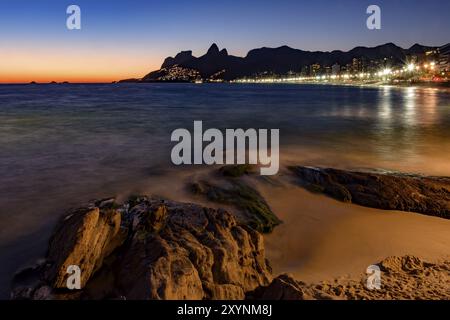 Nuit arrivant à l'Arpoador stone, la plage d'Ipanema à Rio de Janeiro Banque D'Images