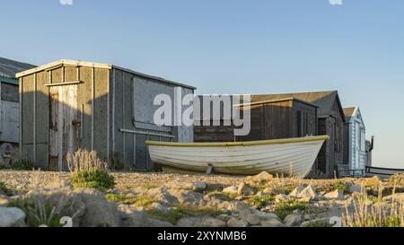 Portland Bill, Jurassic Coast, Dorset, Royaume-Uni, 22 avril 2017 : les cabanes des pêcheurs avec un bateau de pêche Banque D'Images