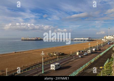 Brighton, East Sussex, Angleterre, Royaume-Uni, octobre 26, 2016 : vue depuis la Marine Parade sur Brighton Beach et la jetée du Palace Banque D'Images