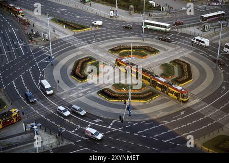 Grand rond-point sur la rue Marszalkowska près de la station de tramway Centrum à Varsovie Banque D'Images