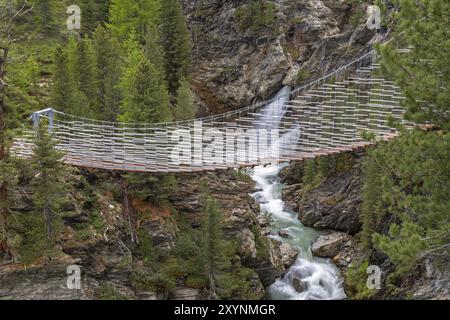 Pont suspendu sur la gorge du Plima dans le Val Martello, Tyrol du Sud Banque D'Images